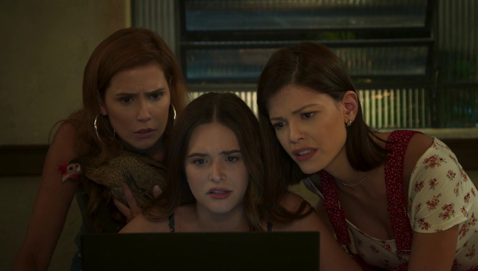 Alexia (Deborah Secco), Luna (Juliana Paiva) e Kyra (Vitória Strada) ficam chocadas com o que descobrem em 'Salve-se Quem Puder' — Foto: Globo
