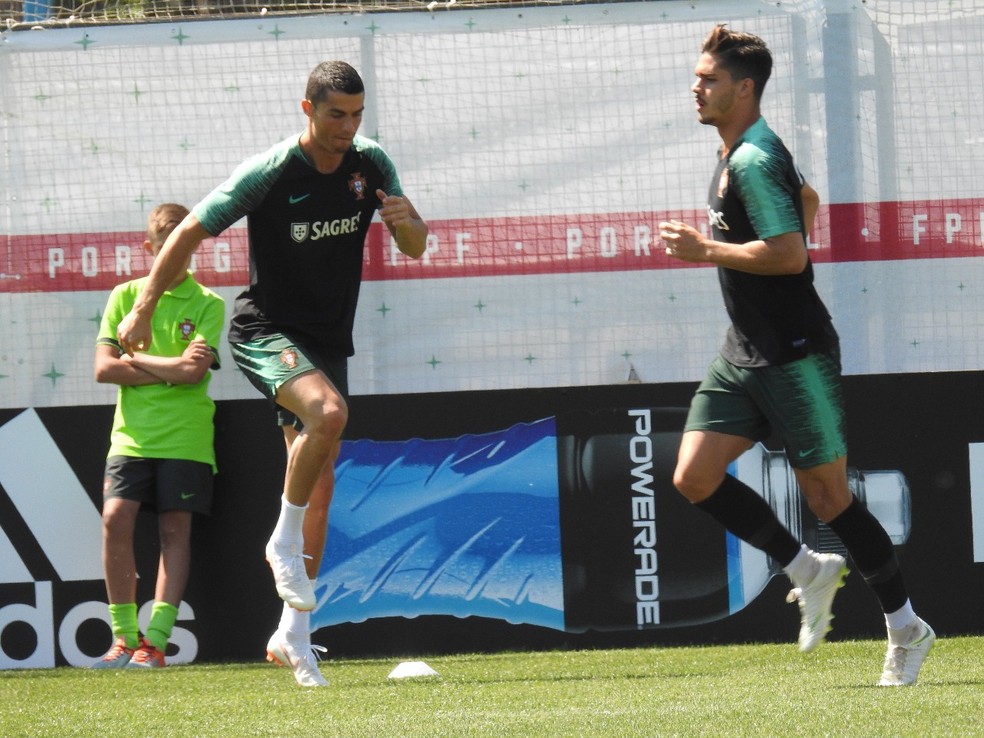 Cristiano Ronaldo e André Silva no treino de Portugal (Foto: Marcelo Hazan)
