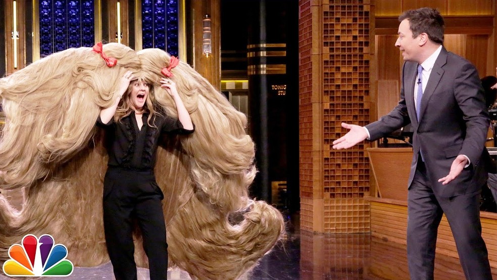 A atriz Drew Barrymore j&aacute; foi detentora do recorde de maior peruca do mundo &mdash; Foto: Reprodu&ccedil;&atilde;o