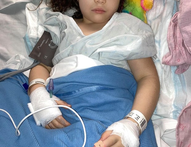 Menina de 4 anos teve intestino perfurado após engolir bolinhas magnéticas (Foto: Reprodução/Facebook)