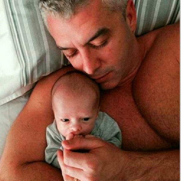 Alexandre Correa segura o filho (Foto: Reprodução/Instagram)