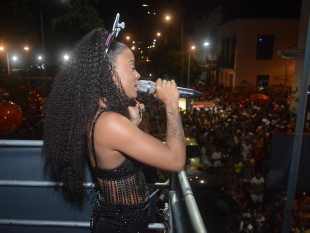 MC Rebecca comanda bloco no Rio de Janeiro (Foto: Webert Belicio/AgNews)