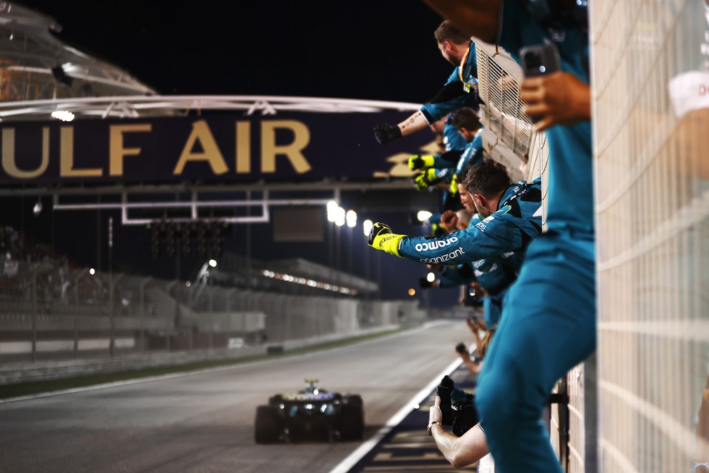 Fernando Alonso recebe a bandeirada no GP do Bahrein, abertura da temporada 2023 da Fórmula 1 — Foto: Mark Sutton/Aston Martin