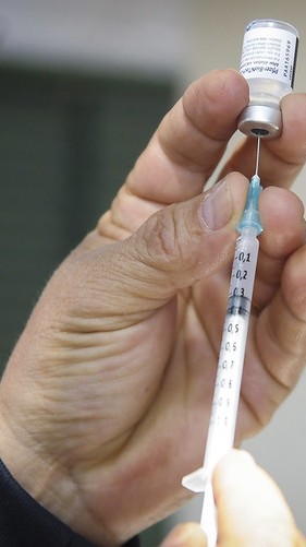 Dose de reforço: por que é necessária em idosos?