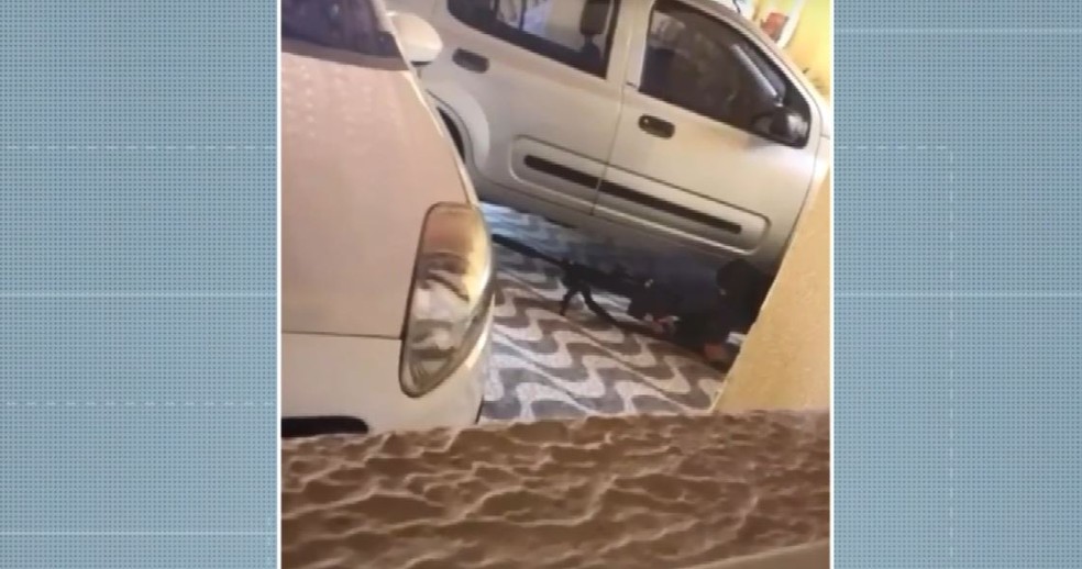 Atirador de elite se posiciona em casa vizinha para efetuar disparo — Foto: Reprodução/EPTV