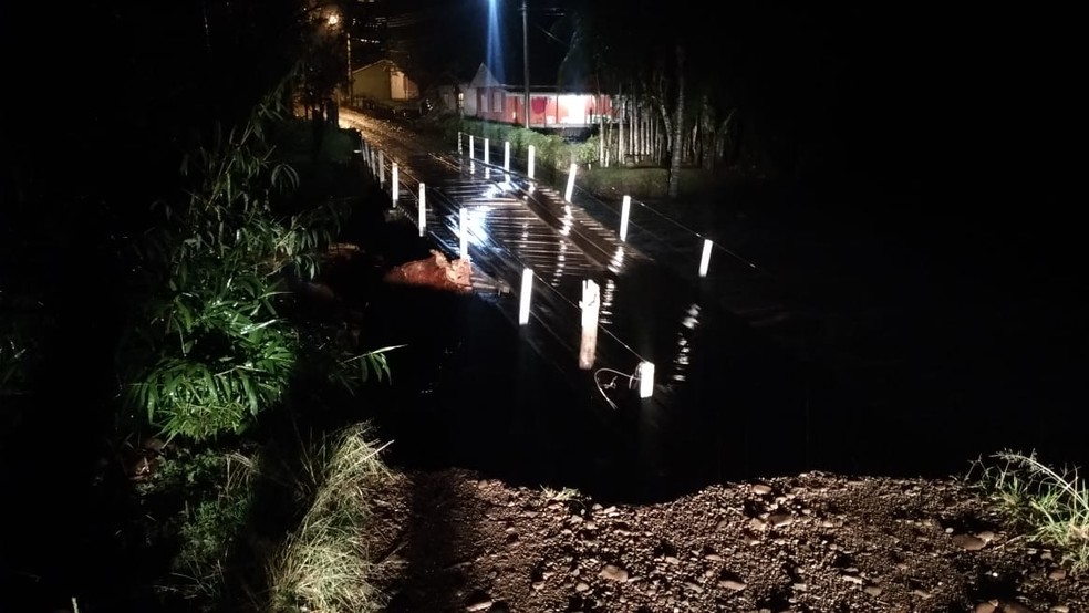 Chuva deixou famílias isoladas por causa do aumento do nível do rio — Foto: Defesa Civil/ Divulgação