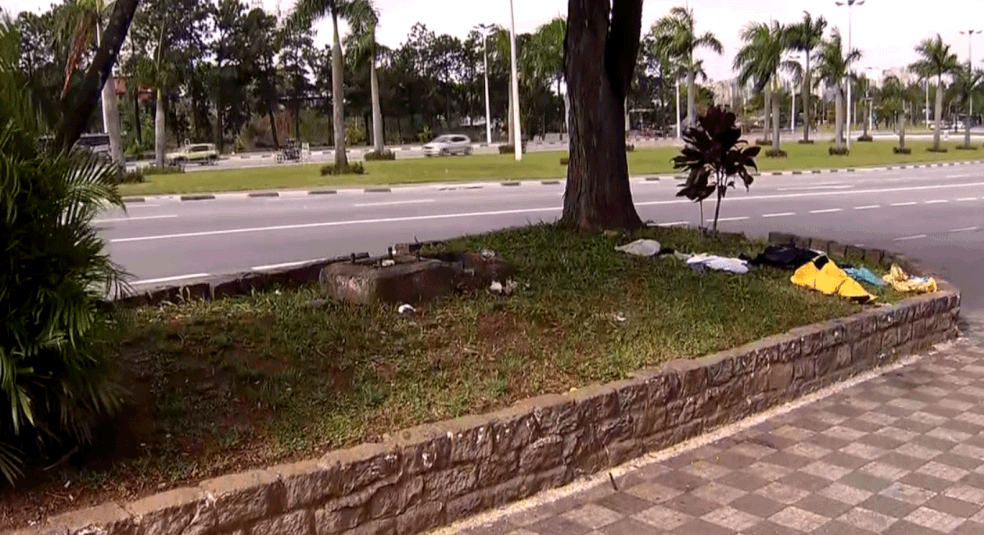 Local onde foram encontrados moradores de rua mortos após tomarem bebida supostamente envenenada em Barueri — Foto: Reprodução TV Globo