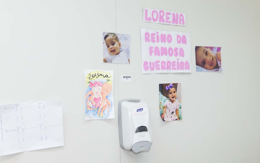Cantinho com fotos e desenhos de Lorena na UTI do Incor (Foto: Celso Tavares/G1)
