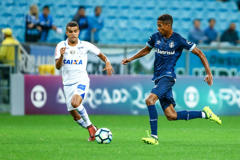 Alisson provavelmente vestirá outro azul em 2018 (Foto: Lucas Uebel/Grêmio/Divulgação)