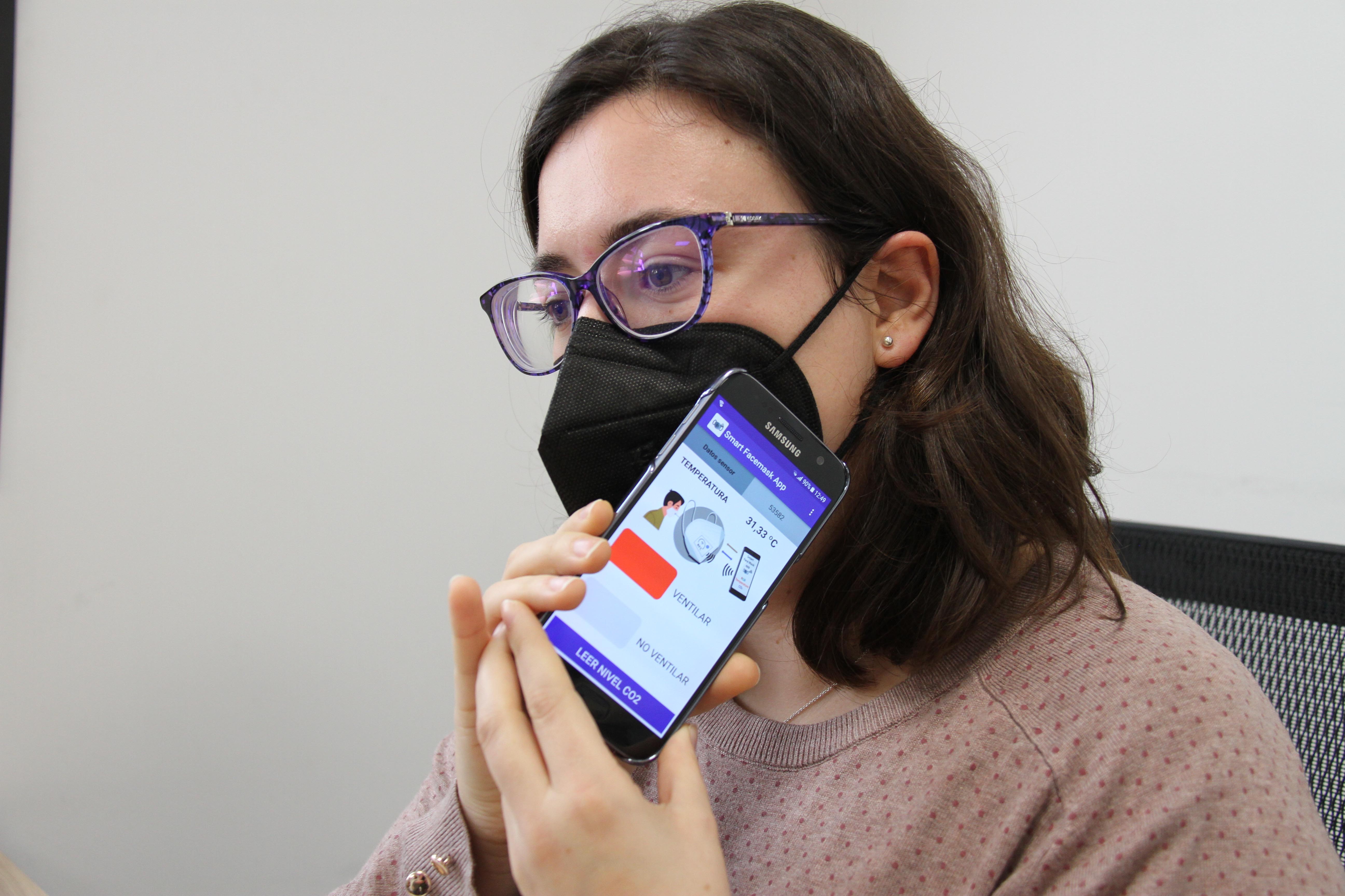 Pesquisadores inserem na máscara PFF2 uma etiqueta que não requer baterias, pois é alimentada por tecnologia sem fio via smartphone (Foto: Universidad de Granada)