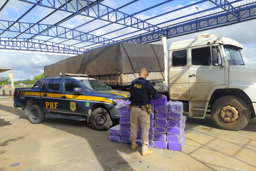 Dupla &eacute; presa com mais de 900 tabletes de maconha escondidos em caminh&atilde;o na BR-116 &mdash; Foto: Divulga&ccedil;&atilde;o/PRF