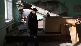 O prédio da escola foi destruído em abril, quando a cidade se viu na linha de frente dos combates entre as forças russas e ucranianas — Foto: Anatolii Stepanov / AFP