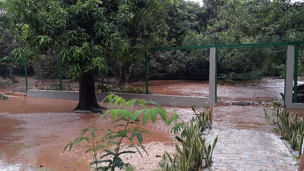 &Aacute;gua tamb&eacute;m invadiu uma casa e um centro esp&iacute;rita &mdash; Foto: Divulga&ccedil;&atilde;o
