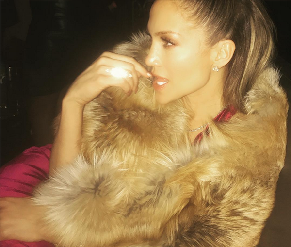 Jennifer Lopez com o colar dado por Drake (Foto: Instagram)