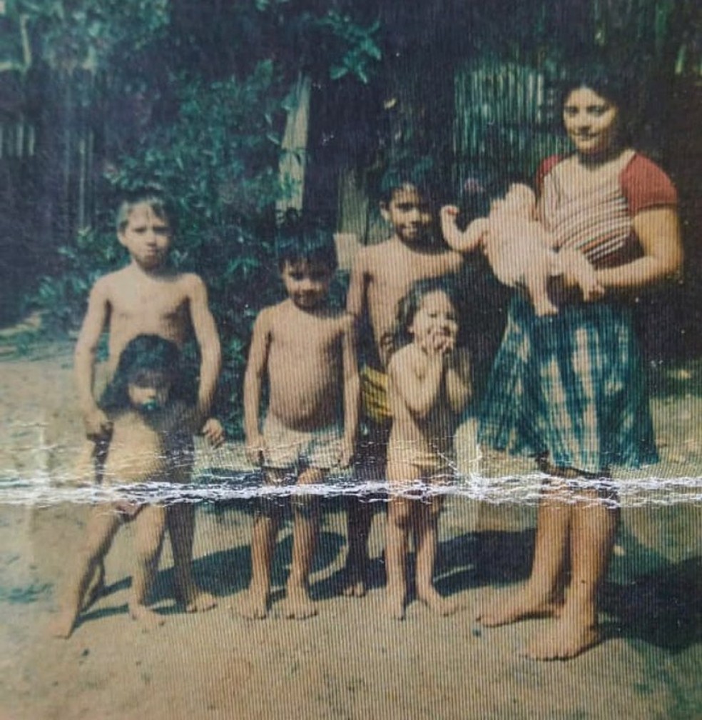Joelma (de mãos no queixo) mostra foto da infância do Pará — Foto: Reprodução/Instagram