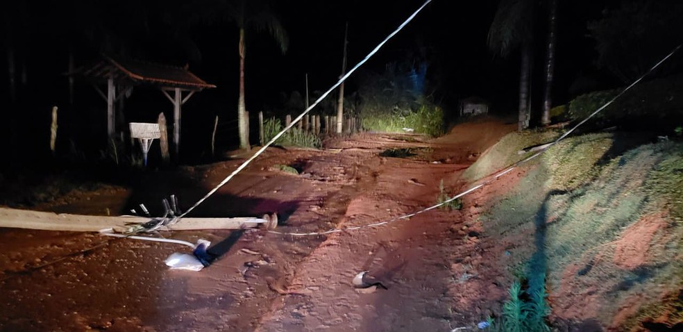 Postes também caíram na estrada que liga a localidade dos Costas ao Distrito de Senhora das Dores nesta segunda (6) (Foto: Corpo de Bombeiros/Divulgação)