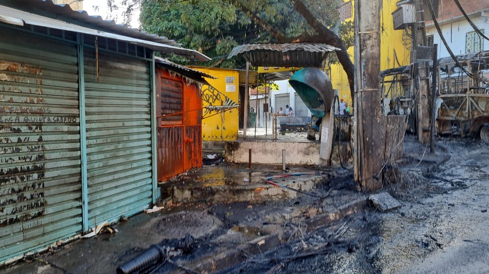 Ônibus foi incendiado em Sussuara, em Salvador — Foto: Rildo de Jesus/TV Bahia