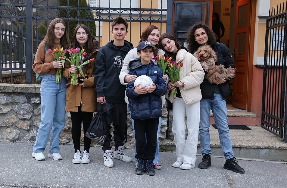 Agora, a família está reunida na Eslováquia (Foto: Reprodução/ Facebook)