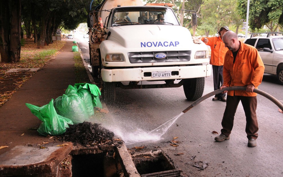 Funcionários da Novacap fazem limpeza de bueiros na Asa Sul, em Brasília (Foto: Renato Araújo/Agência Brasília/Divulgação)