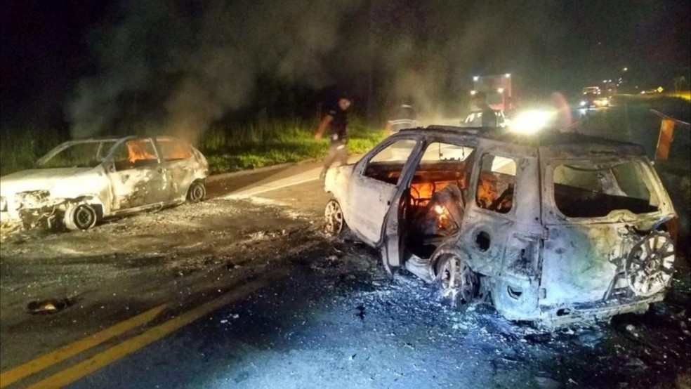 Suspeitos queimaram três carros na rodovia Edgard Máximo Zambotto  (Foto: Arquivo pessoal)