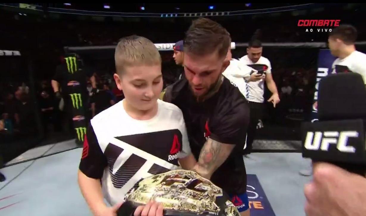 Cody Garbrandt presenteia o pequeno Maddux com o cinturão dos galos