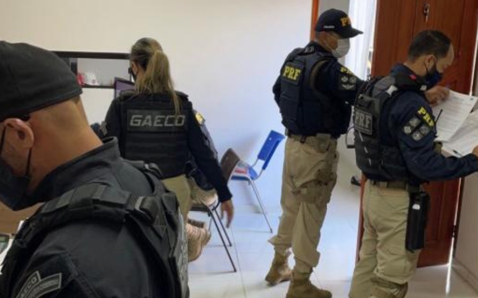 Agentes do MP-BA e PRF fazem busca e apreensão em imóveis na 'Operação Basura' — Foto: Divulgação/PRF