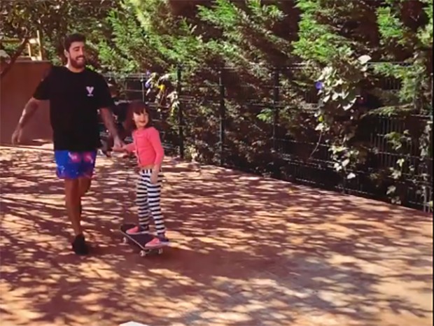 Pedro Scooby ensina Liz a andar de skate (Foto: Reprodução/Instagram)