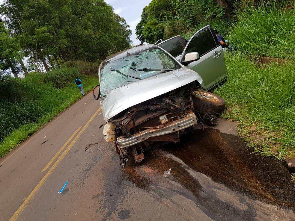 Um dos suspeitos capotou o carro após uma perseguição, na área rural de Terra Roxa, e conseguiu fugir — Foto: Divulgação/Polícia Federal