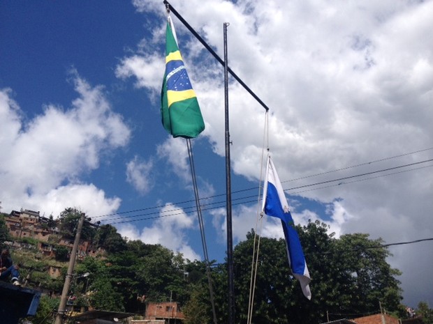 Bandeiras do Brasil e do Rio são hasteadas no Conjunto de Favelas do Lins (Foto: Mariucha Machado/ G1)