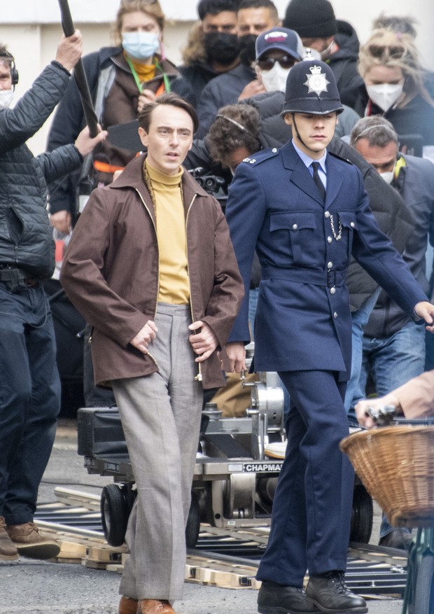 BRIGHTON, ENGLAND - MAY 04: David Dawson and Harry Styles are seen on the filmset for 'My Policeman' on May 04, 2021 in Brighton, England. (Photo by Neil Mockford/GC Images) (Foto: GC Images)