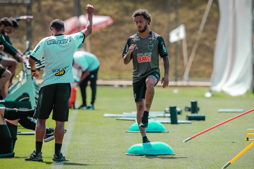 Lateral Guga em treino no Atlético — Foto: Bruno Cantini/Atlético-MG