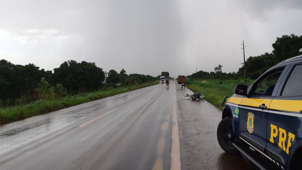 Chovia no momento do acidente ocorrido na BR-364, sentidos Candeias do Jamari e Ariquemes.  — Foto: Divulgação/PRF