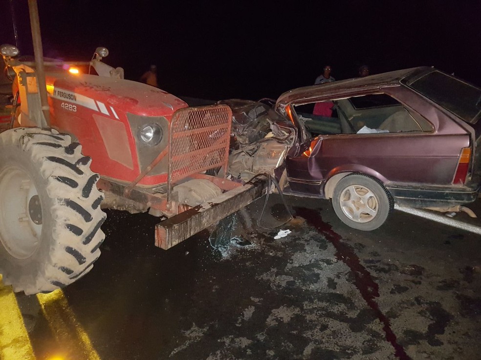 carro seguia no sentido Povoado Monte Rei para Montalvânia e o trator seguia no sentido contrário quando houve a colisão (Foto: Corpo de Bombeiros/Divulgação)