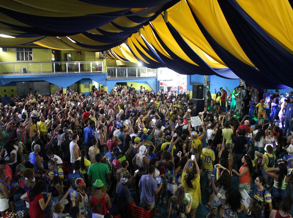 Quadra da vice-campeã Paraíso do Tuiuti fica lotada após divulgação de resultado de resultado do desfile do Grupo Especial (Foto: Andressa Gonçalves / G1)
