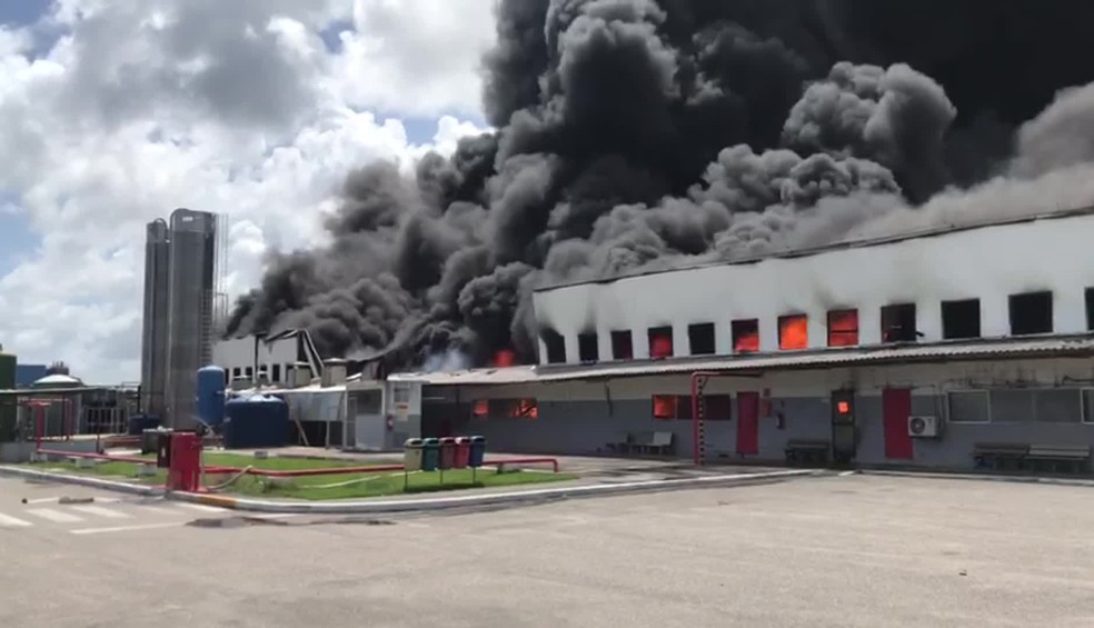 Incêndio atinge fábrica de plástico no Cabo de Santo Agostinho, no Grande Recife — Foto: Reprodução/WhatsApp
