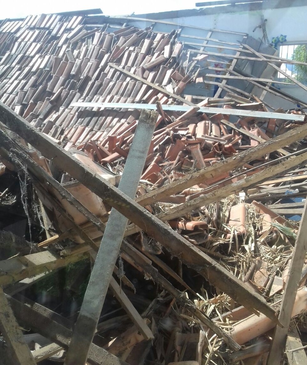 Teto de escola desaba em MarabÃ¡ (Foto: ReproduÃ§Ã£o/TV Liberal)