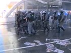 Tropa de Choque retira com água manifestantes que interditam Paulista 