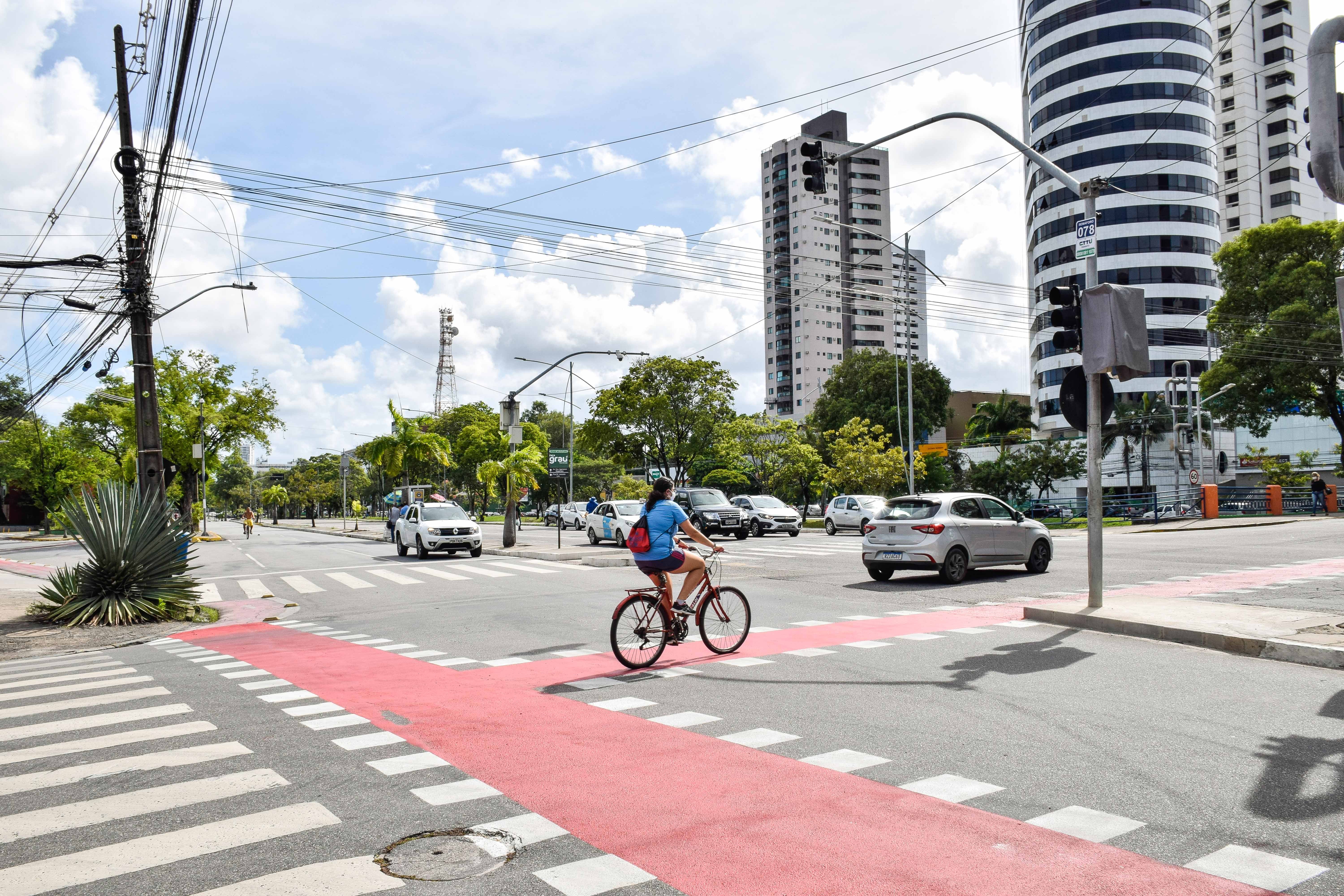 Ciclofaixa começa a funcionar em trecho da via local da Avenida Agamenon Magalhães, no Recife 