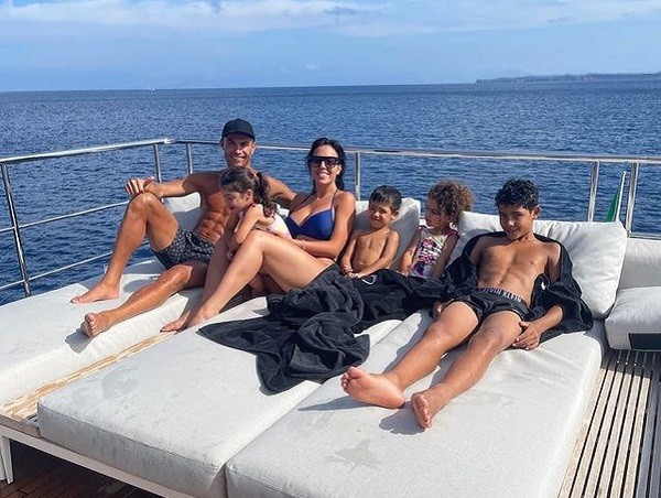 O jogador de futebol português Cristiano Ronaldo em passeio de barco com os filhos e a namorada (Foto: Instagram)