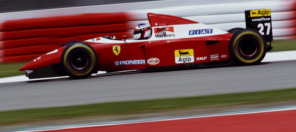 A Ferrari de 1993 tinha uma faixa branca acima do motor (Foto: Pascal Rondeau/Getty Images)