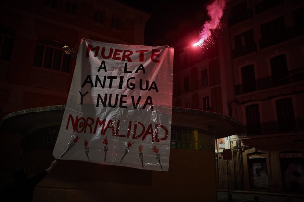 Cartaz diz morte à antiga e à nova normalidade em manifestação em julho de 2020 em Pamplona, ​​Espanha.  (Foto: Iranzu Larrasoana Oneca/NurPhoto via Getty Images)