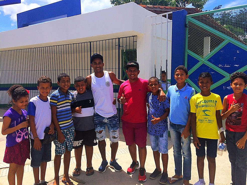 Ídolo: na escola onde estudou, Eduardo fez a alegria da meninada  (Foto: Viviane Leão/GloboEsporte.com)