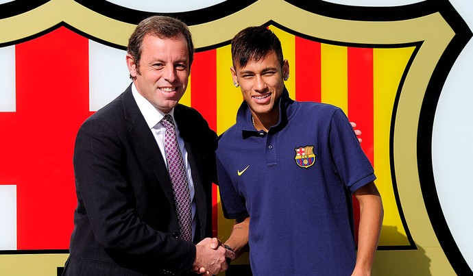 Neymar com Sandro Rosell presidente do Barcelona (Foto: AFP)