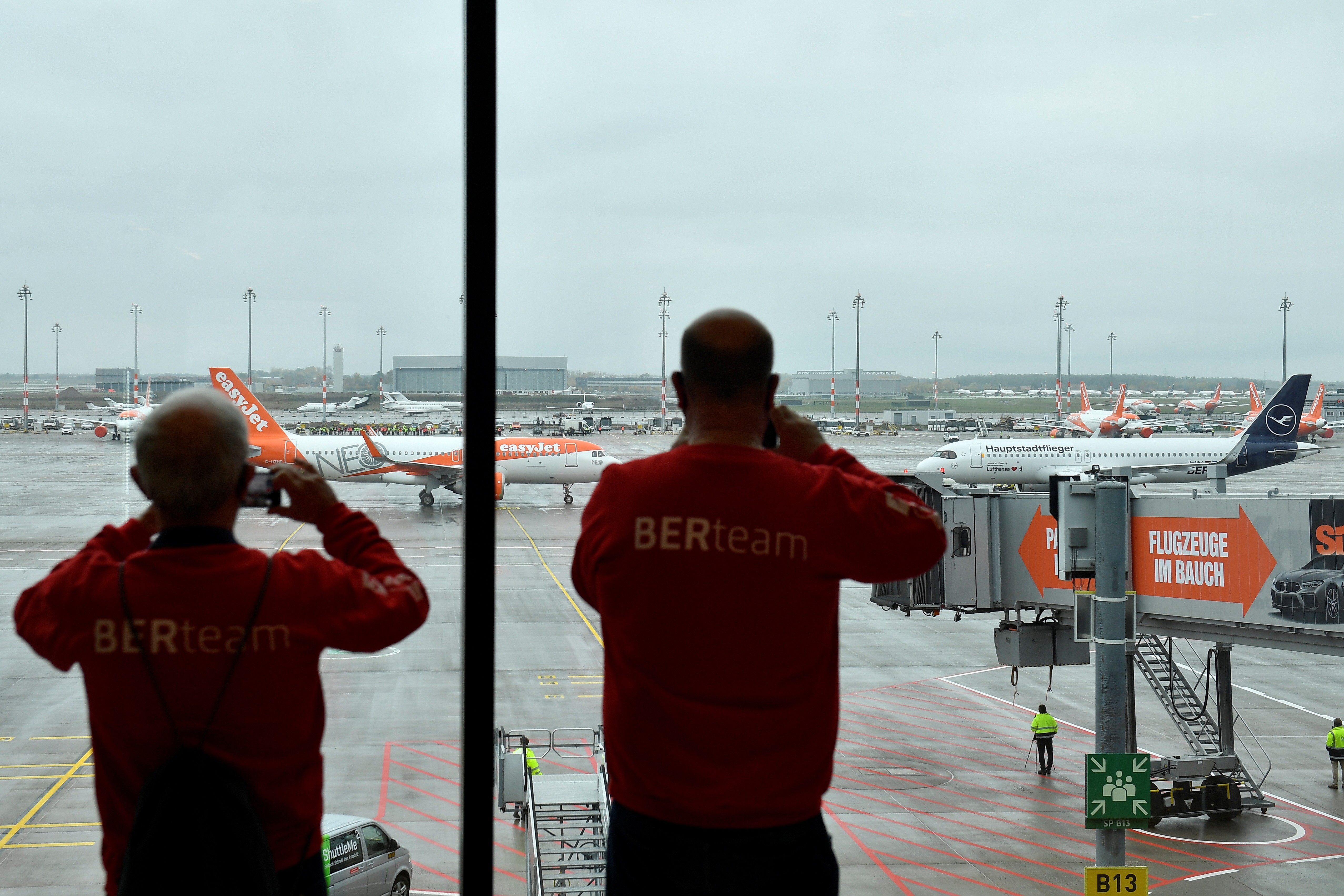 Novo aeroporto de Berlim é inaugurado com oito anos de atraso thumbnail