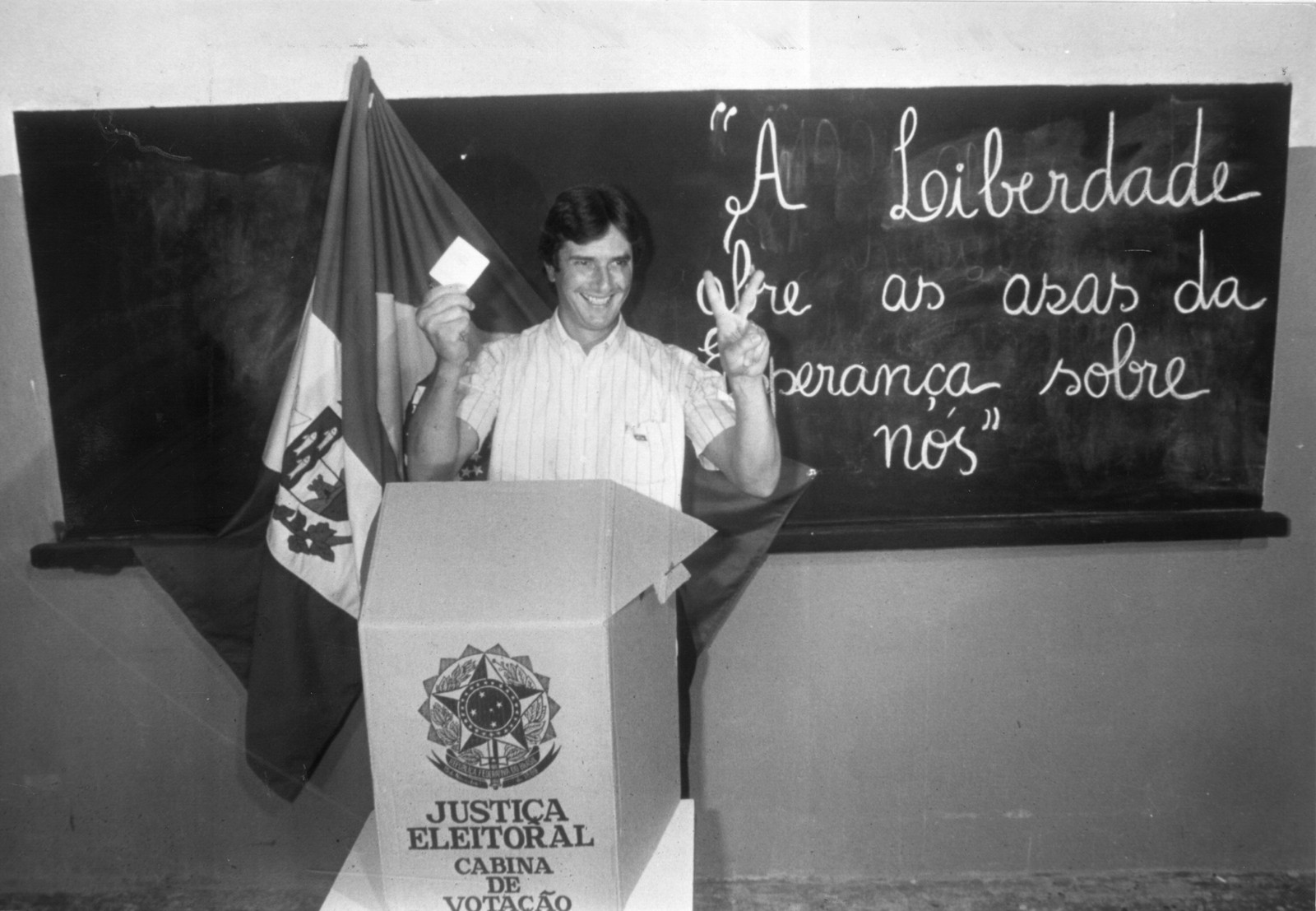 O candidato à presidência da República, Fernando Collor de Mello, antes de depositar o seu voto na urna, num colégio de Maceió, faz o "V" da vitória, em 1991 — Foto: Otavio Magalhães