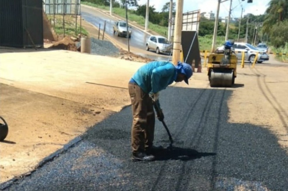 Funcionário recupera asfalto da Avenida Fátima Porto em Patos de Minas — Foto: Ascom/Prefeitura de Patos de Minas
