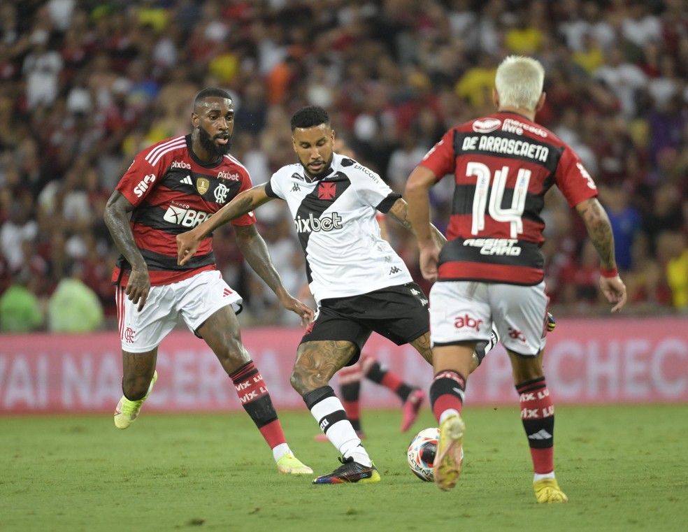 Gerson, Jair e Arrascaeta no cl&aacute;ssico entre Flamengo e Vasco &mdash; Foto: Andr&eacute; Dur&atilde;o/ge