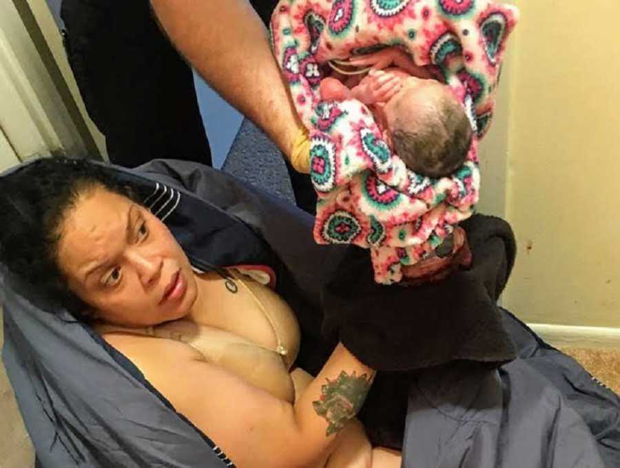 A pequena nasceu de 34 semanas, no banheiro (Foto: Reprodução/ Love what matters)