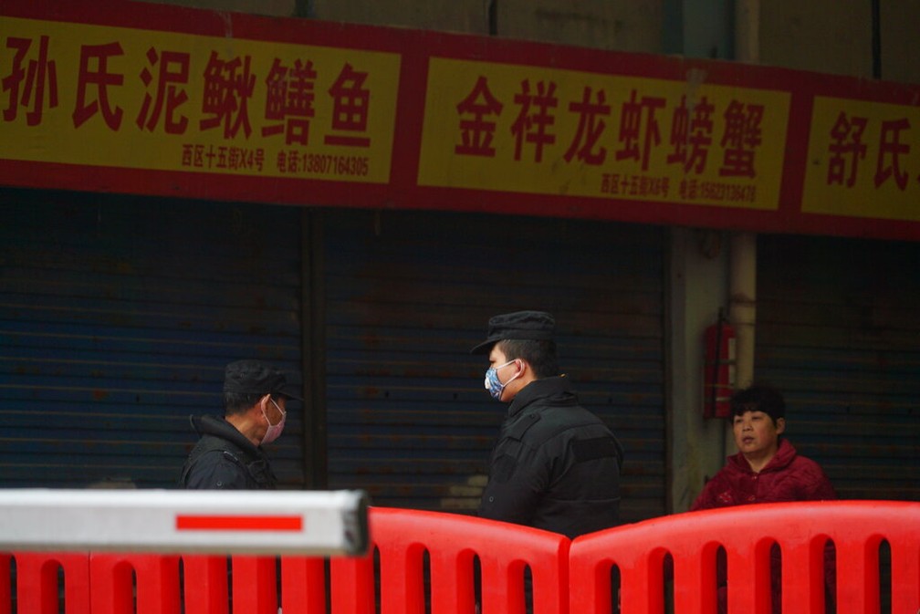 O mercado de frutos do mar de Wuhan Huanan, onde se suspeita que a nova cepa de coronavírus teria começado a se espalhar. O estabelecimento está fechado desde 21 de janeiro de 2020 — Foto: Dake Kang/AP