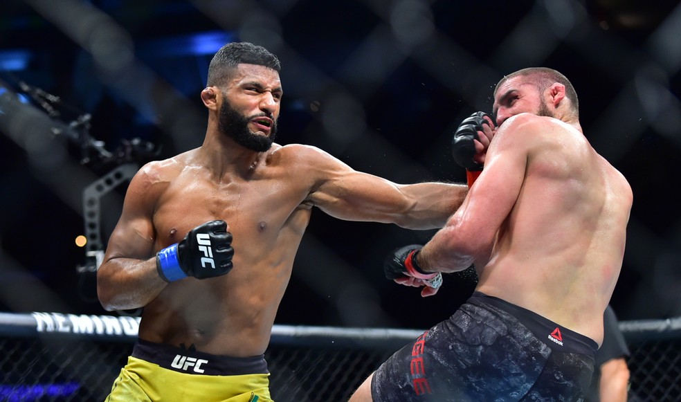 Dhiego Lima acertou bons golpes em Court McGee â?? Foto: Jason Silva